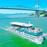 O Catamarã Floripa navega pela Ilha de Ratones, no retorno passa por baixo da ponte Hercílio Luz, uma rota para desvendar toda beleza da ilha mágica...