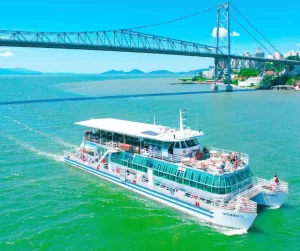 O Catamarã Floripa navega pela Ilha de Ratones, no retorno passa por baixo da ponte Hercílio Luz, uma rota para desvendar toda beleza da ilha mágica...