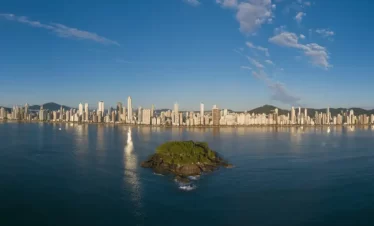 Florianópolis para Balneário Camboriú: Nesse passeio incrível, você partirá da ilha da magia direto para a cidade considerada a Dubai brasileira e de quebra poderá se divertir nos bondinhos do Parque Unipraias.