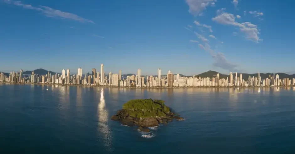 Florianópolis para Balneário Camboriú: Nesse passeio incrível, você partirá da ilha da magia direto para a cidade considerada a Dubai brasileira e de quebra poderá se divertir nos bondinhos do Parque Unipraias.