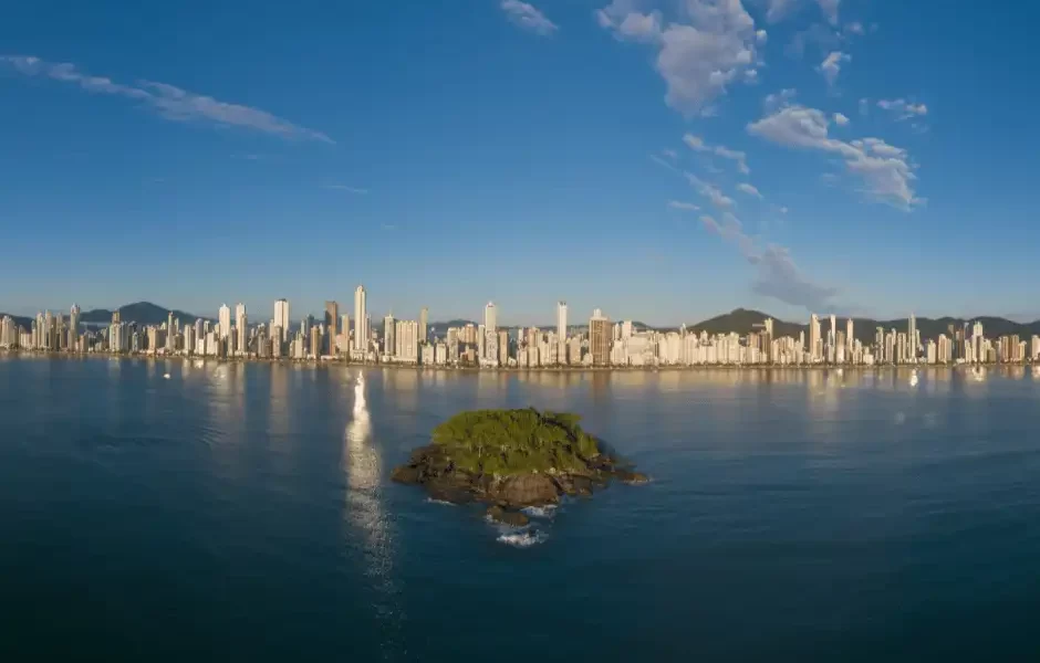 Florianópolis para Balneário Camboriú: Nesse passeio incrível, você partirá da ilha da magia direto para a cidade considerada a Dubai brasileira e de quebra poderá se divertir nos bondinhos do Parque Unipraias.