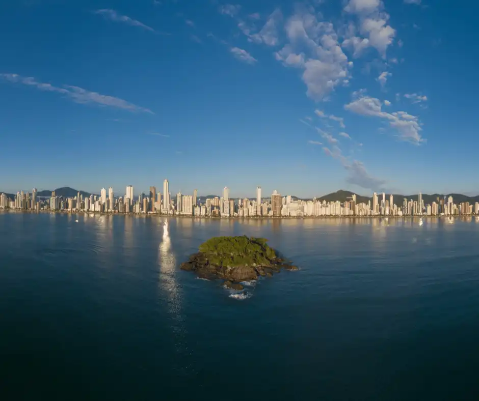 Florianópolis para Balneário Camboriú: Nesse passeio incrível, você partirá da ilha da magia direto para a cidade considerada a Dubai brasileira e de quebra poderá se divertir nos bondinhos do Parque Unipraias.