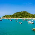 Ilha do Campeche saída Barra da Lagoa. Nesse passeio para a Ilha do Campeche saída Leste você vai explorar a beleza natural da ilha e desfrutar da linda vista das praias da costa leste de Floripa.