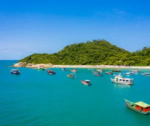 Ilha do Campeche saída Barra da Lagoa. Nesse passeio para a Ilha do Campeche saída Leste você vai explorar a beleza natural da ilha e desfrutar da linda vista das praias da costa leste de Floripa.