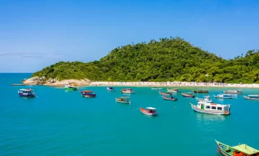 Ilha do Campeche saída Barra da Lagoa. Nesse passeio para a Ilha do Campeche saída Leste você vai explorar a beleza natural da ilha e desfrutar da linda vista das praias da costa leste de Floripa.