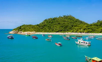 Ilha do Campeche saída Barra da Lagoa. Nesse passeio para a Ilha do Campeche saída Leste você vai explorar a beleza natural da ilha e desfrutar da linda vista das praias da costa leste de Floripa.