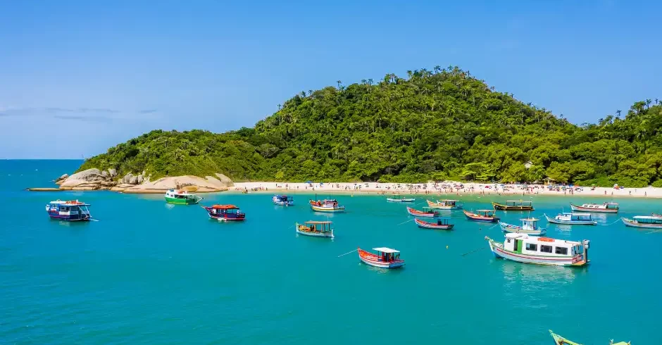 Ilha do Campeche saída Barra da Lagoa. Nesse passeio para a Ilha do Campeche saída Leste você vai explorar a beleza natural da ilha e desfrutar da linda vista das praias da costa leste de Floripa.