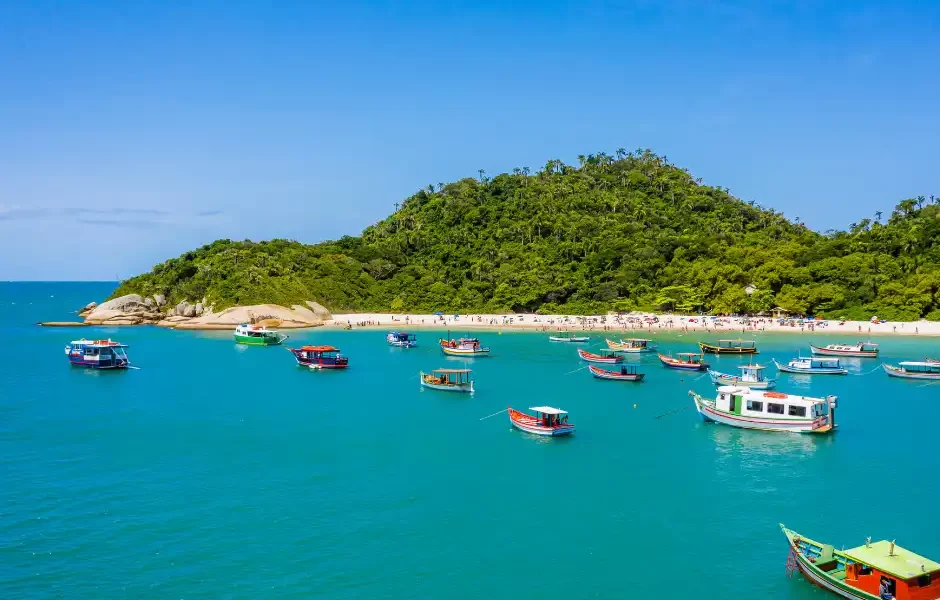 Ilha do Campeche saída Barra da Lagoa. Nesse passeio para a Ilha do Campeche saída Leste você vai explorar a beleza natural da ilha e desfrutar da linda vista das praias da costa leste de Floripa.