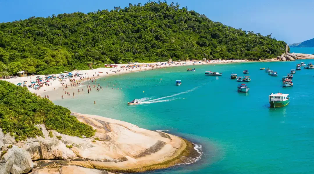 Nesse passeio Ilha do Campeche saída Sul você vai embarcar numa das praias mais linda de Floripa e partir para uma aventura inesquecível!