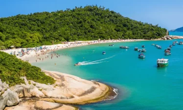 Nesse passeio Ilha do Campeche saída Sul você vai embarcar numa das praias mais linda de Floripa e partir para uma aventura inesquecível!