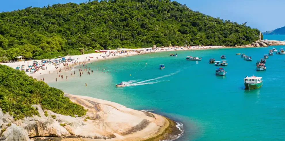 Nesse passeio Ilha do Campeche saída Sul você vai embarcar numa das praias mais linda de Floripa e partir para uma aventura inesquecível!