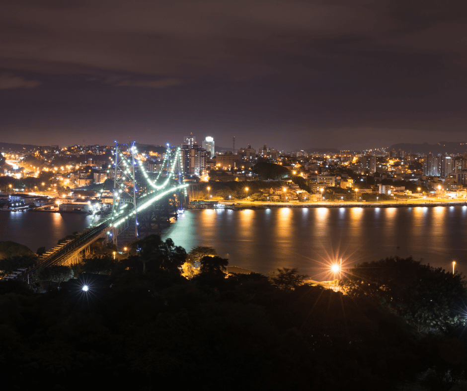 Explore a vida noturna vibrante da Ilha da Magia e aproveite ao máximo sua estadia: O que fazer em Florianópolis a Noite...