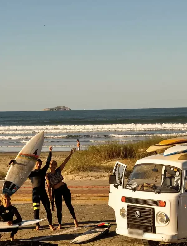 A Aula de Surf em Florianópolis é para você que quer aprender ou quer conhecer novas formas de surfar as ondas com pranchas baseadas nos anos 80 e 90, além de conhecer novos picos paradisíacos da costa leste de Floripa, uma vibe surf sem igual!