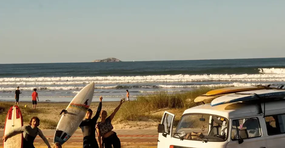 A Aula de Surf em Florianópolis é para você que quer aprender ou quer conhecer novas formas de surfar as ondas com pranchas baseadas nos anos 80 e 90, além de conhecer novos picos paradisíacos da costa leste de Floripa, uma vibe surf sem igual!