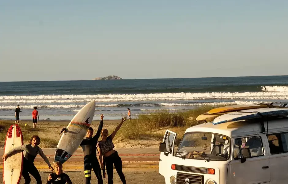 A Aula de Surf em Florianópolis é para você que quer aprender ou quer conhecer novas formas de surfar as ondas com pranchas baseadas nos anos 80 e 90, além de conhecer novos picos paradisíacos da costa leste de Floripa, uma vibe surf sem igual!