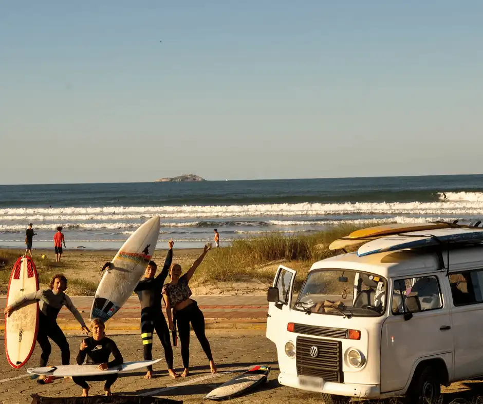 A Aula de Surf em Florianópolis é para você que quer aprender ou quer conhecer novas formas de surfar as ondas com pranchas baseadas nos anos 80 e 90, além de conhecer novos picos paradisíacos da costa leste de Floripa, uma vibe surf sem igual!