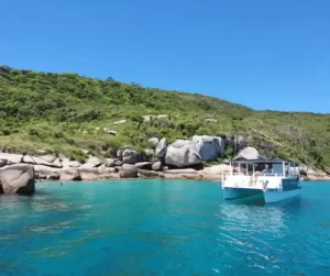 Passeio de Catamarã na Lagoa da Conceição até a Barra da Lagoa. Descubra Floripa de uma maneira que você nunca viu! INGRESSOS