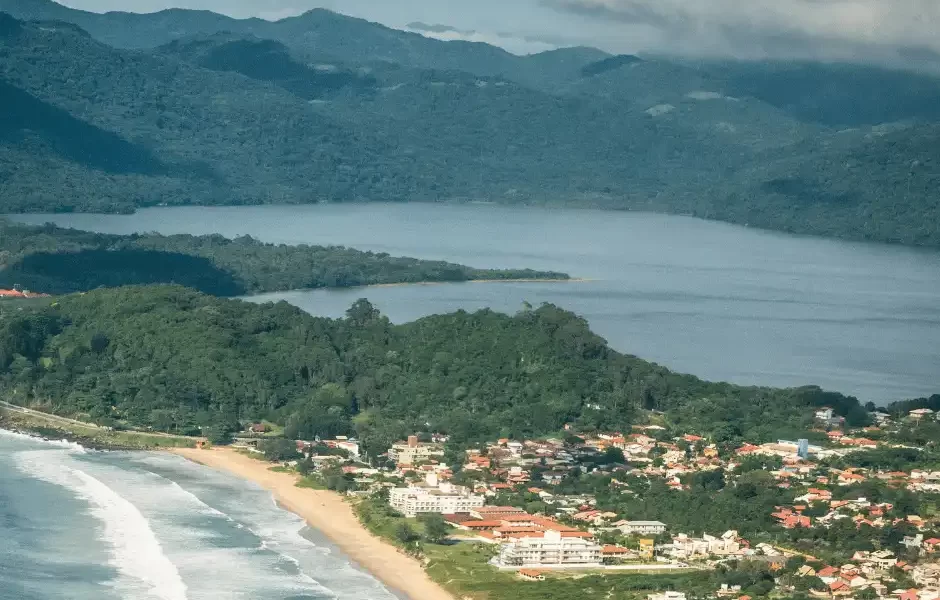 A Lagoa do Peri é super indicada para praticar Stand Up Paddle e Caiaque pois não tem ondulações. Passeio até Cachoeira.