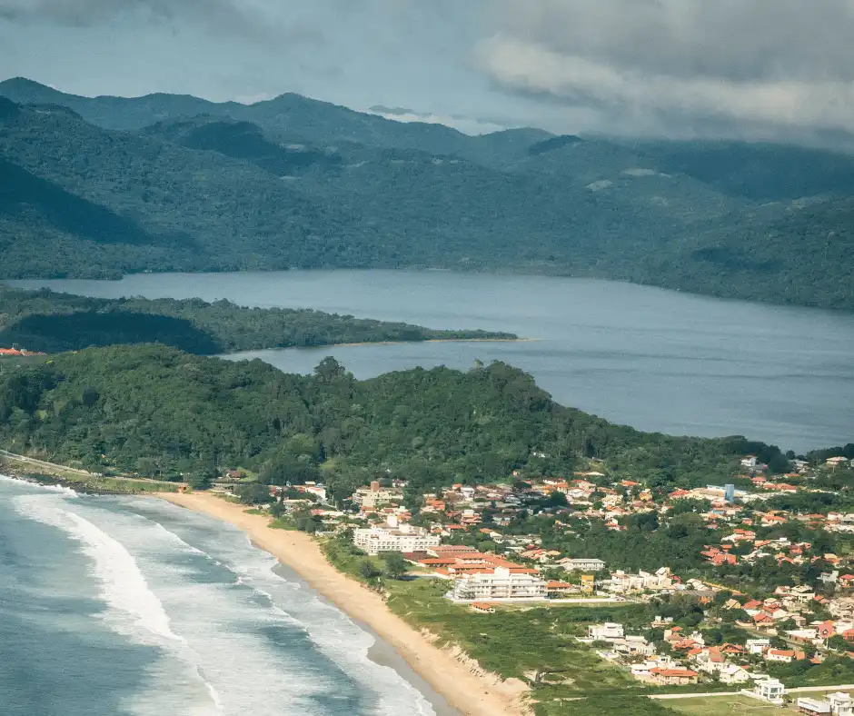 A Lagoa do Peri é super indicada para praticar Stand Up Paddle e Caiaque pois não tem ondulações. Passeio até Cachoeira.