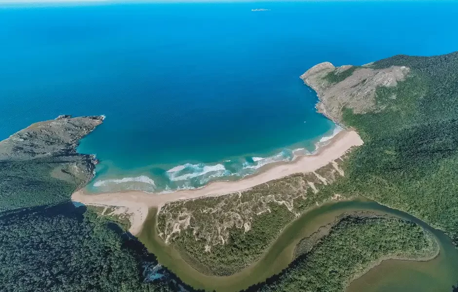 Conheça a Famosa e Reservada Lagoinha do Leste, acessível somente por Trilhas!