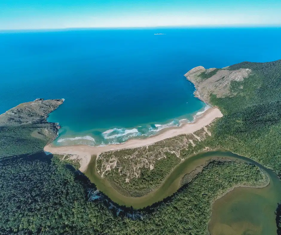 Conheça a Famosa e Reservada Lagoinha do Leste, acessível somente por Trilhas!