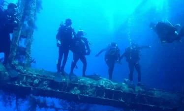O Mergulho em Floripa com cilindro é um passeio de batismo pelo mundo subaquático, conhecerá as profundezas do mar em companhia de um instrutor, duração de 30 a 40 minutos.