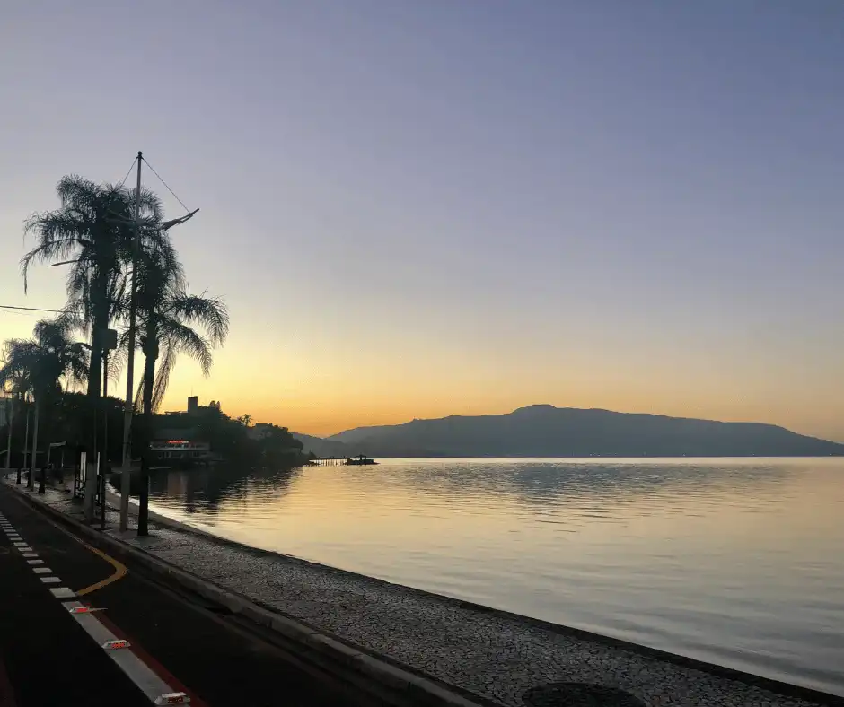 Via gastronômica de Coqueiros, Florianópolis a noite.