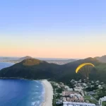 Esse passeio de parapente em Floripa no norte da ilha é uma experiência inesquecível para aqueles que buscam emoção, aventura e contato com a natureza.