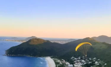 Esse passeio de parapente em Floripa no norte da ilha é uma experiência inesquecível para aqueles que buscam emoção, aventura e contato com a natureza.
