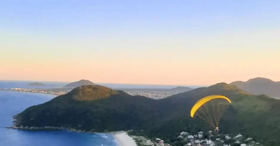 Esse passeio de parapente em Floripa no norte da ilha é uma experiência inesquecível para aqueles que buscam emoção, aventura e contato com a natureza.