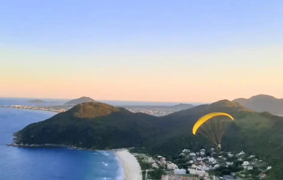 Esse passeio de parapente em Floripa no norte da ilha é uma experiência inesquecível para aqueles que buscam emoção, aventura e contato com a natureza.