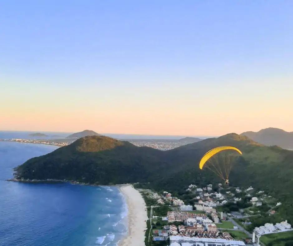 Esse passeio de parapente em Floripa no norte da ilha é uma experiência inesquecível para aqueles que buscam emoção, aventura e contato com a natureza.