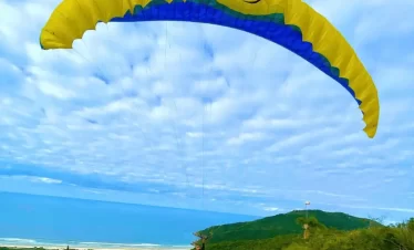 Essa aventura de parapente em Floripa no norte da ilha é uma experiência inesquecível para aqueles que buscam emoção, aventura e contato com a natureza.
