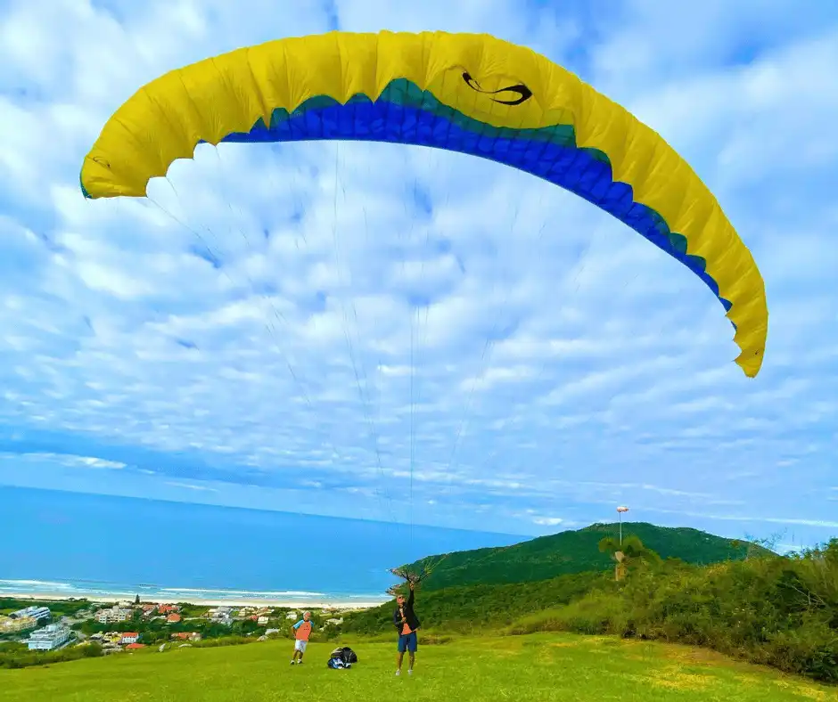 Essa aventura de parapente em Floripa no norte da ilha é uma experiência inesquecível para aqueles que buscam emoção, aventura e contato com a natureza.