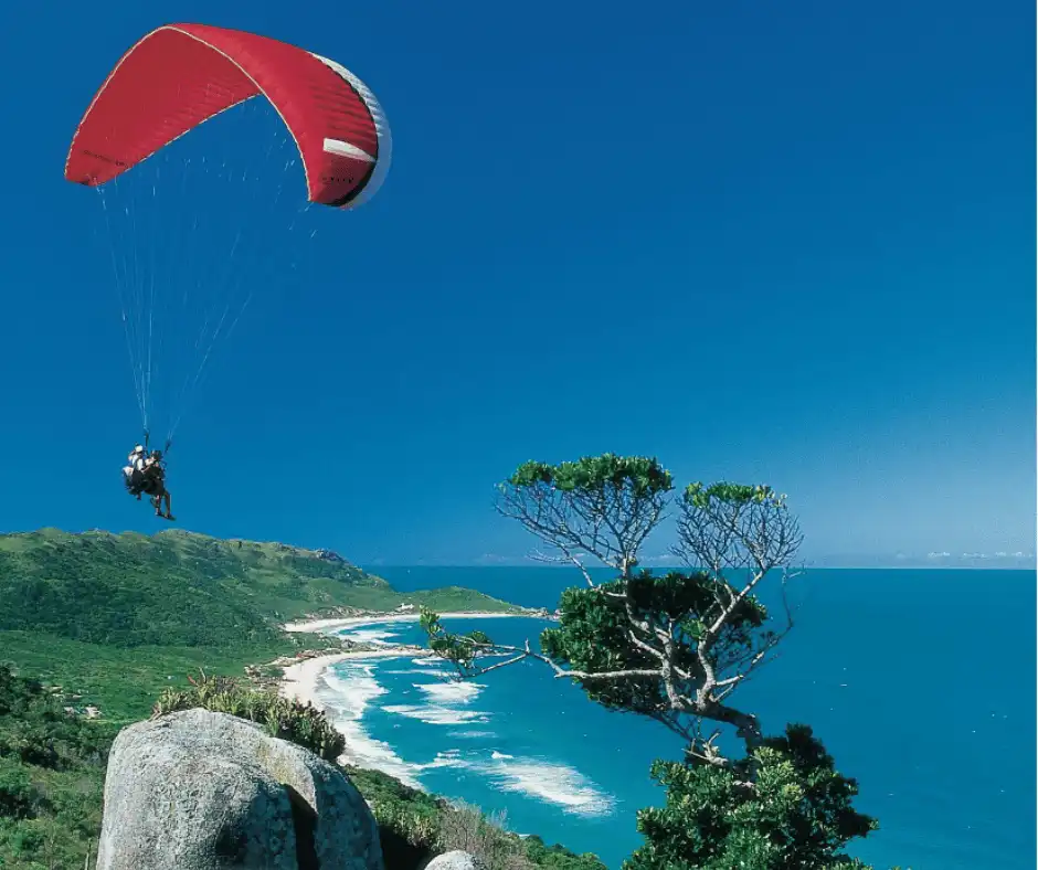 Nesse passeio de parapente em Floripa, no leste da ilha, o o voo é duplo, você voa de carona com instrutor, sem necessidade de prévia instrução.