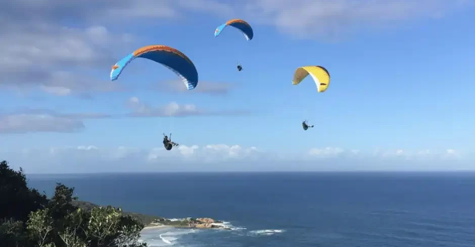 Nesse passeio de parapente em Floripa, no leste da ilha, o o voo é duplo, você voa de carona com instrutor, sem necessidade de prévia instrução.