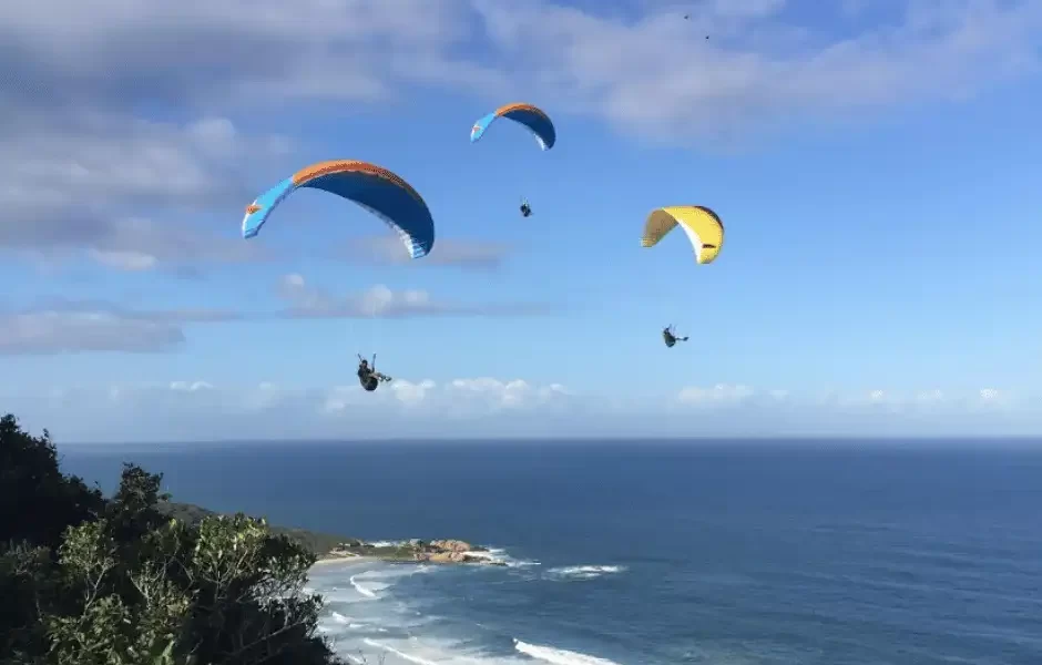 Nesse passeio de parapente em Floripa, no leste da ilha, o o voo é duplo, você voa de carona com instrutor, sem necessidade de prévia instrução.