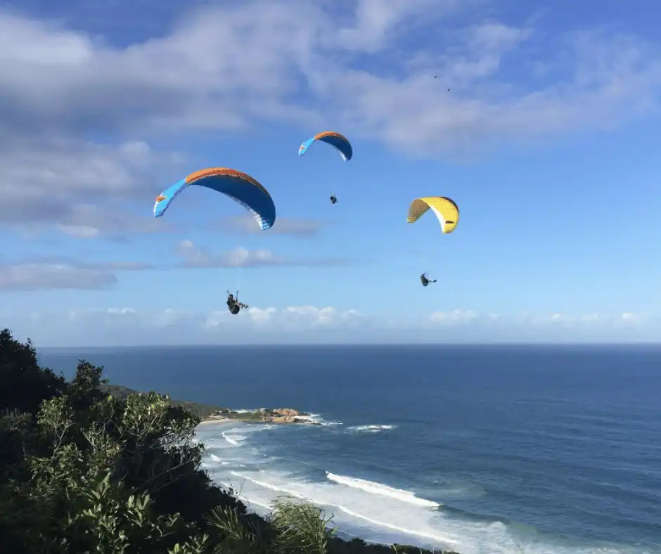 Nesse passeio de parapente em Floripa, no leste da ilha, o o voo é duplo, você voa de carona com instrutor, sem necessidade de prévia instrução.