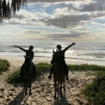 Nesse passeio a cavalo em Florianópolis a cavalgada será pelas deslumbrantes paisagens das trilhas do Parque Estadual do Rio Vermelho e pela Praia do Moçambique!