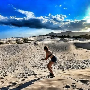 O Sandboard nas dunas da Lagoa da conceição, também conhecido como skibunda, pode ser praticado por adultos e crianças e não requer experiência.