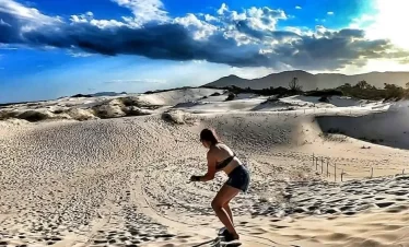 O Sandboard nas dunas da Lagoa da conceição, também conhecido como skibunda, pode ser praticado por adultos e crianças e não requer experiência.