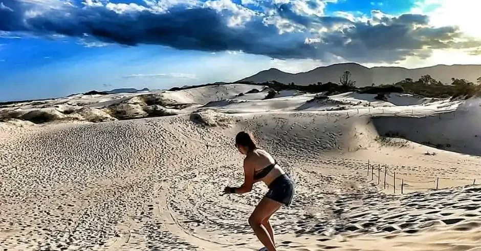 O Sandboard nas dunas da Lagoa da conceição, também conhecido como skibunda, pode ser praticado por adultos e crianças e não requer experiência.