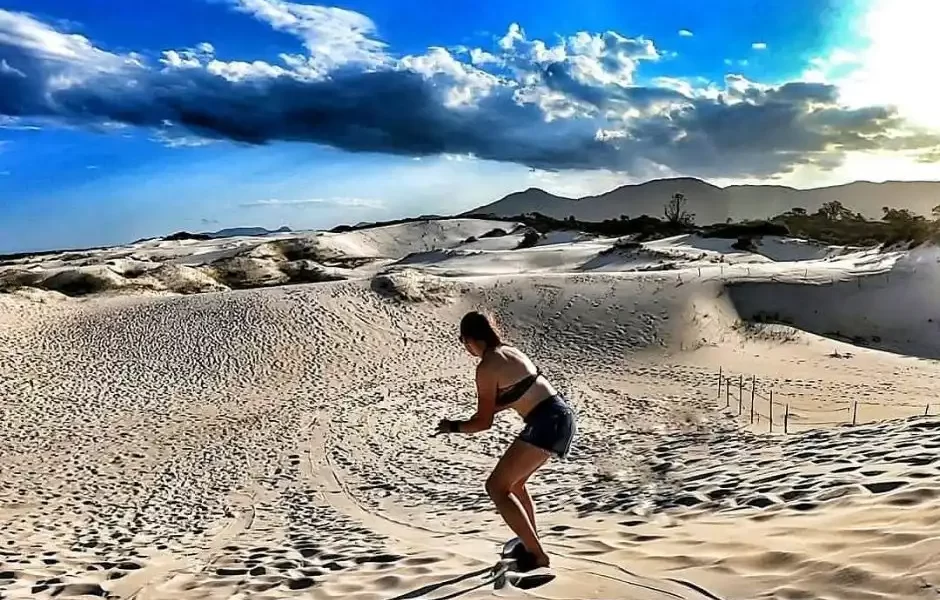 O Sandboard nas dunas da Lagoa da conceição, também conhecido como skibunda, pode ser praticado por adultos e crianças e não requer experiência.