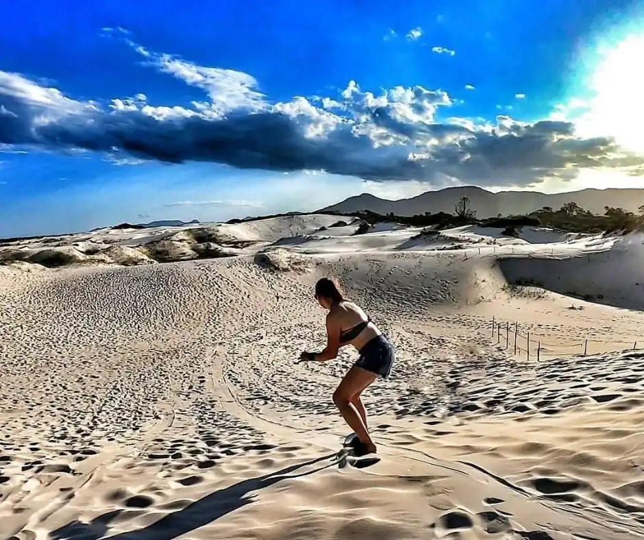 O Sandboard nas dunas da Lagoa da conceição, também conhecido como skibunda, pode ser praticado por adultos e crianças e não requer experiência.