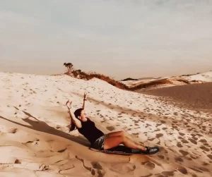 O Sandboard nas dunas da Lagoa da conceição, também conhecido como skibunda, pode ser praticado por adultos e crianças e não requer experiência.