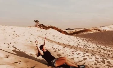 O Sandboard nas dunas da Lagoa da conceição, também conhecido como skibunda, pode ser praticado por adultos e crianças e não requer experiência.