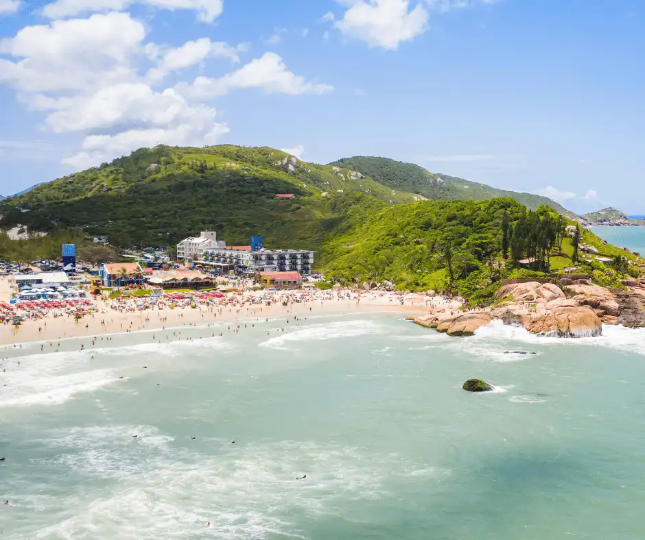 Praia da Joaquina. imperdível para os amantes da natureza e dos esportes aquáticos.