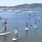 No passeio de Stand Up Paddle na Lagoa da Conceição você rema e curte uma paisagem paradisíaca, é um passeio que serve para grupo de amigos ou famílias, uma associação perfeita de exercício, lazer e relaxamento.