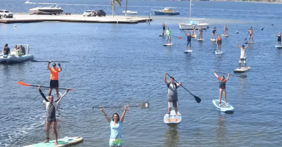 No passeio de Stand Up Paddle na Lagoa da Conceição você rema e curte uma paisagem paradisíaca, é um passeio que serve para grupo de amigos ou famílias, uma associação perfeita de exercício, lazer e relaxamento.