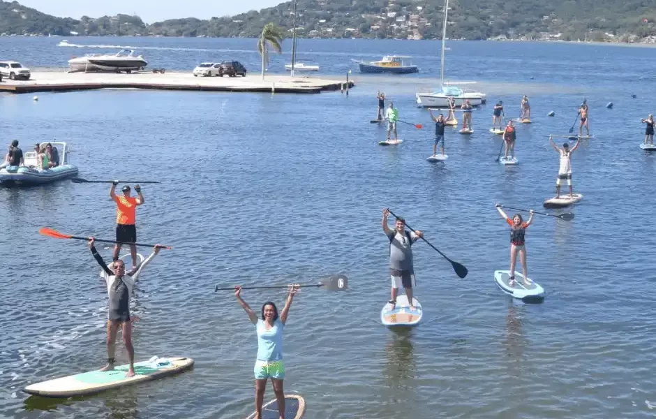 No passeio de Stand Up Paddle na Lagoa da Conceição você rema e curte uma paisagem paradisíaca, é um passeio que serve para grupo de amigos ou famílias, uma associação perfeita de exercício, lazer e relaxamento.